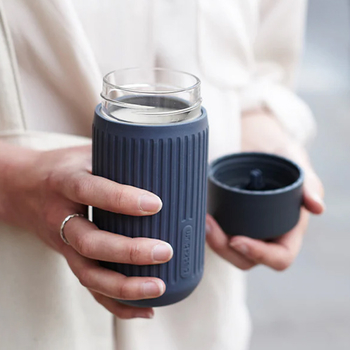 BLACK + BLUM, GLASS TRAVEL CUP - cestovný pohár 340ml - coral