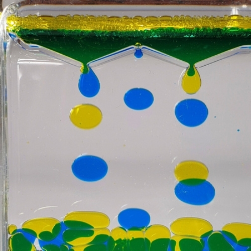 	presýpacie hodiny s 2 farebnými bublinkami z tekutého oleja